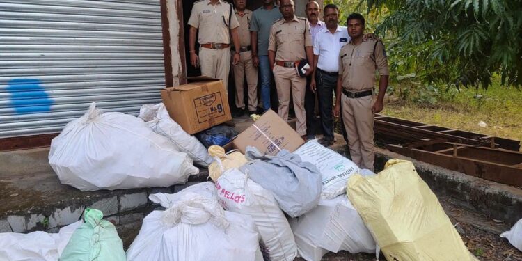 त्योहारों के मद्देनजर अवैध पटाखों के भंडारण पर पुलिस की कार्रवाई