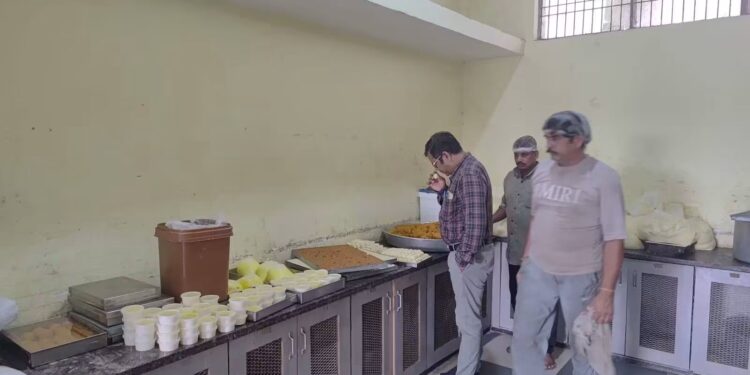 खाद्य विभाग की टीम ने किया चार प्रतिष्ठानों का निरीक्षण, मिठाई और खाद्य पदार्थों के लिये नमूने