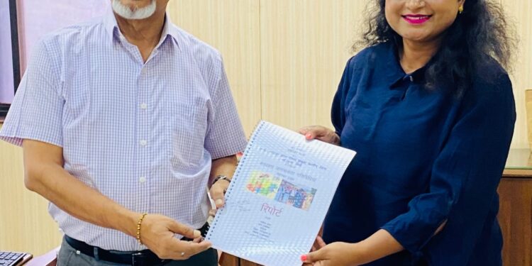 राज्य निर्वाचन आयोग की अनूठी पहल —मतदाता जागरूकता का बना नया रिकॉर्ड मध्य प्रदेश राज्य निर्वाचन आयोग के सचिव श्री दिनेश श्रीवास्तव को सौंपी रिपोर्ट