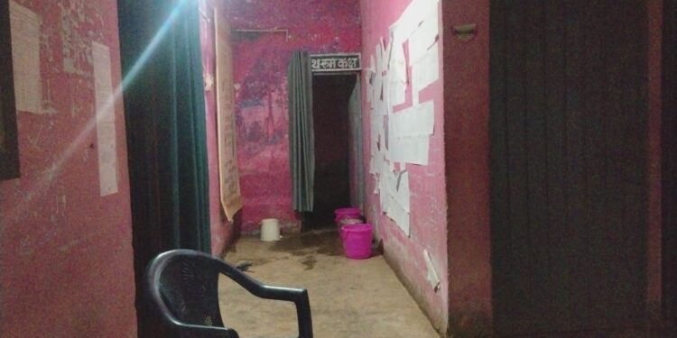 9 साल से एक ही जगह जमीं परियोजना अधिकारी! टूटे गेट से बदहाल कार्यालय तक, ढीमरखेड़ा में सवालों का अंबार