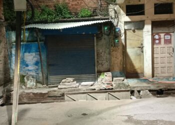 🔥 नवरात्रि से पहले खुली नालियां बनीं मुसीबत! काल भैरव मार्ग पर श्रद्धालुओं की सुरक्षा पर सवाल नगर निगम प्रशासन आंख मूंदे