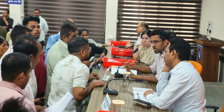 कलेक्टर ने जनसुनवाई में सुनी नागरिकों की समस्याएं* हरदा