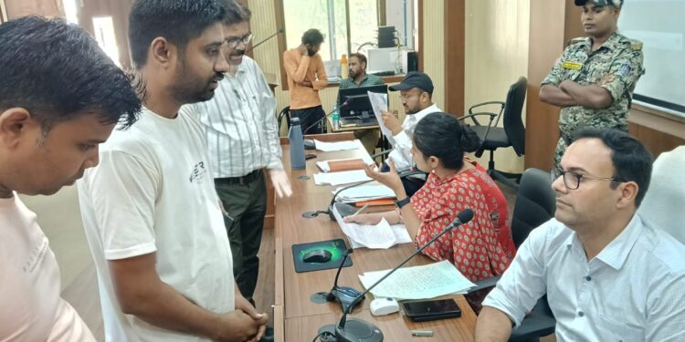 *कलेक्टर तिवारी जनसुनवाई में सुन रहे लोगों की समस्याएं* *अधिकारियों को दे रहे निराकरण के निर्देश*