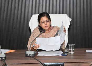 *सड़क मरम्मत में देरी पर निगमायुक्त सख्त तीन दिन में क्षतिग्रस्त सड़कों का प्रस्ताव, गड्ढों की तत्काल फिलिंग के निर्देश*  *जनहित के कार्यों में लापरवाही बर्दाश्त नहीं*