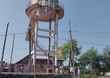ढीमरखेड़ा  पानी की टंकी बनी मुसीबत, घरों में घुस रहा पानी, लागत बोर्ड तक गायब  लीकेज टंकी और टूटी पाइपलाइन से ग्रामीण परेशान,