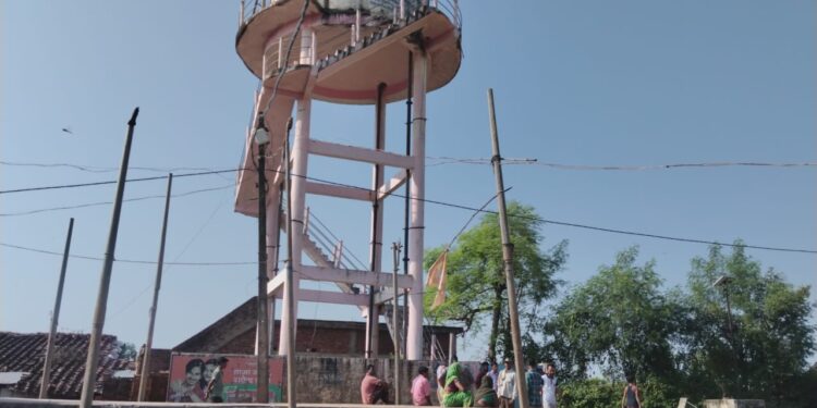 ढीमरखेड़ा  पानी की टंकी बनी मुसीबत, घरों में घुस रहा पानी, लागत बोर्ड तक गायब  लीकेज टंकी और टूटी पाइपलाइन से ग्रामीण परेशान,
