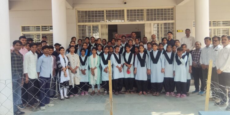 छात्राओं ने किया रीठी थाने का शैक्षणिक भ्रमण, साइबर अपराध से बचाव और यातायात नियमों की ली जानकारी,,,