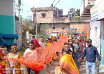 *🌟हर्रैया से शारदा धाम विजय राघवगढ़ मंदिर तक 51 मीटर की विशाल चुनरी यात्रा निकाली गई🌟*