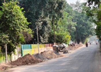 🚨 कैमोर में हादसे को न्योता! सड़क पर निर्माण सामग्री, खुली नाली बनी जानलेवा खतरा