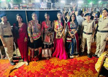 🚨 गरबा पंडालों में पुलिस का मास्टर प्लान! पारंपरिक वेशभूषा में तैनात रहेंगी महिला पुलिसकर्मी