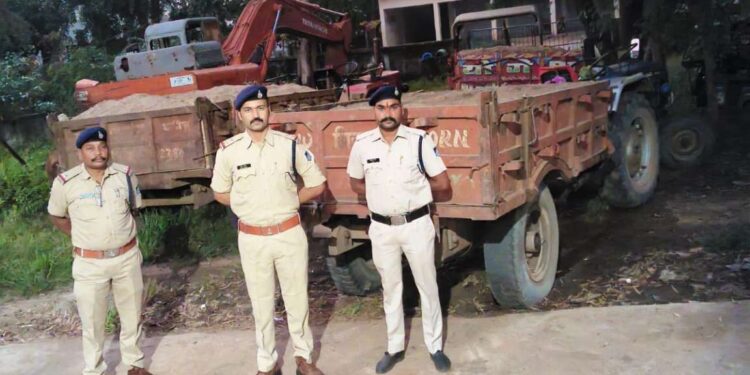 *बड़वारा पुलिस की अवैध रेत परिवहन के विरुद्ध कार्रवाई* *बिना वैध दस्तावेज रेत का परिवहन करते ट्रैक्टर-ट्रॉली जब्त*