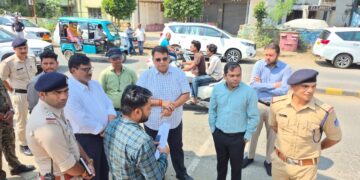 *ई.एल.सी. चौराहे पर यातायात व्यवस्था सुधारने कलेक्टर श्री नारायन ने किया निरीक्षण*  *चौराहे की संरचना, डिवाइडर और ट्रैफिक सिग्नल की व्यवस्था को लेकर दिए आवश्यक निर्देश*