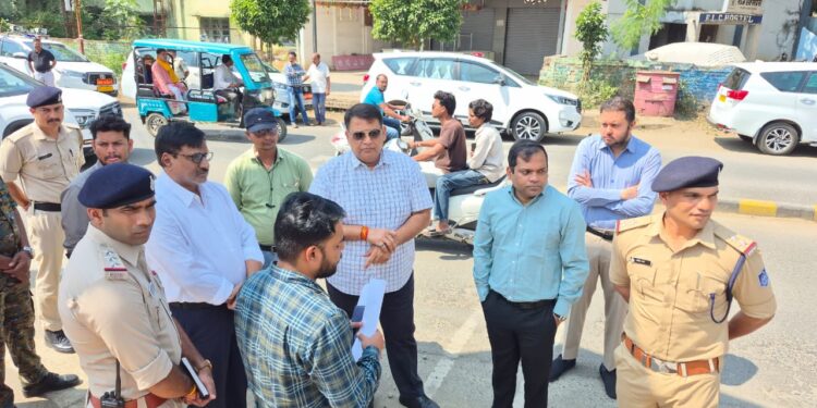*ई.एल.सी. चौराहे पर यातायात व्यवस्था सुधारने कलेक्टर श्री नारायन ने किया निरीक्षण* *चौराहे की संरचना, डिवाइडर और ट्रैफिक सिग्नल की व्यवस्था को लेकर दिए आवश्यक निर्देश*