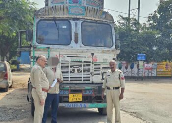 *नवरात्रि में नो-एंट्री का उल्लंघन करने वाले ट्रक चालक पर कार्रवाई,   ◆ *प्रतिबंधित क्षेत्र में ट्रक लेकर प्रवेश करने पर माधवनगर पुलिस की त्वरित कार्रवाई।*