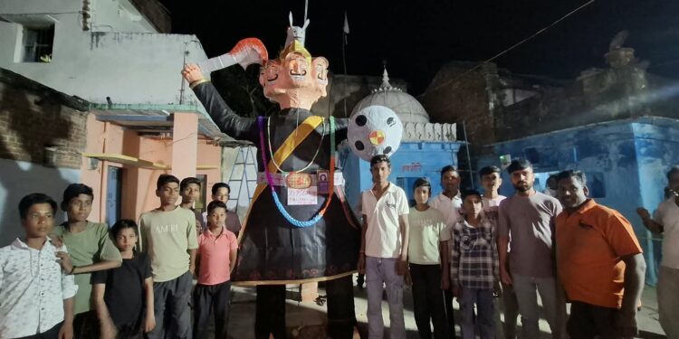 सिलौंडी दशहरा चल समारोह में हजारों भक्तों की भीड़ ने मां महकली मां दुर्गा का पूजन अर्चन किया