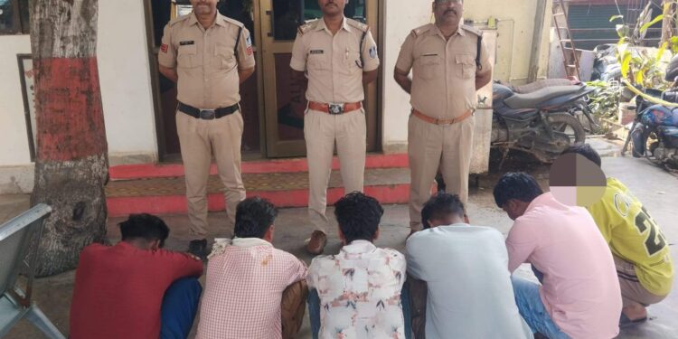 *हरिजन बस्ती में घर पर पत्थरबाजी कर, घर में घुसकर मारपीट व धमकी देने वाले 06 आरोपी गिरफ्तार* *कोतवाली पुलिस की सख्त कार्रवाई, न्यायालय में पेश करने पर सभी आरोपियों को जेल भेजा गया*