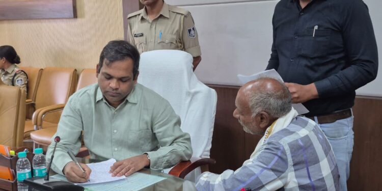 *जनसुनवाई : कलेक्टर श्री नारायन ने सुनी 175 आवेदकों की समस्यायें*