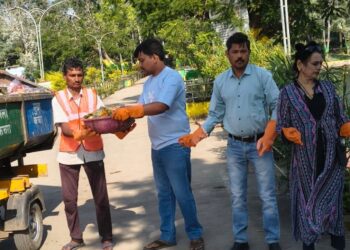 *दुर्गा प्रतिमा विसर्जन के बाद छोटा तालाब में श्रमदान, स्वच्छता का दिया संदेश*