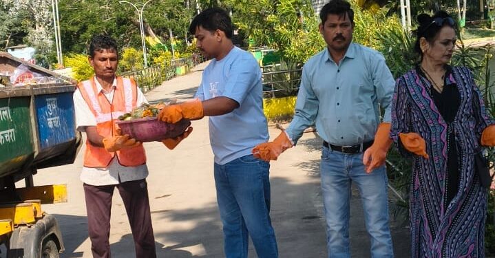 *दुर्गा प्रतिमा विसर्जन के बाद छोटा तालाब में श्रमदान, स्वच्छता का दिया संदेश*