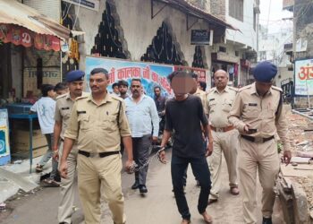 *पुरानी रंजिश पर डेयरी संचालक पर प्राणघातक हमला करने वाले आरोपी हर्ष द्विवेदी उर्फ लल्ला पंडित को कोतवाली पुलिस ने 24 घंटे के अंदर किया गिरफ्तार, आरोपी के कब्जे से लूट की गई सोने की चैन, घटना में प्रयुक्त चैननुमा पंच और धारदार चाकू बरामद*