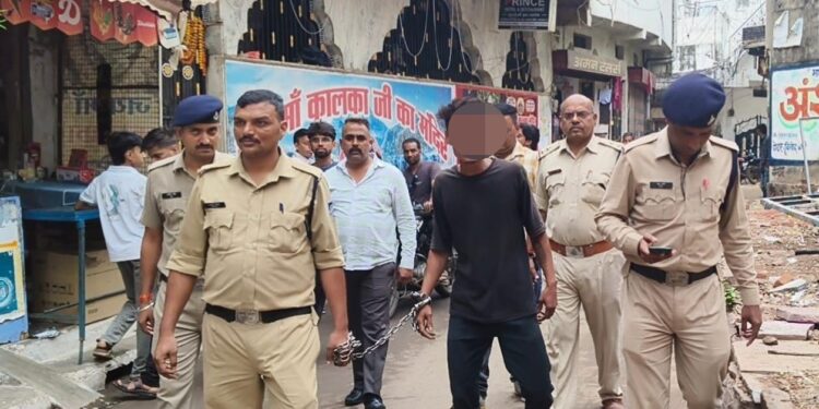 *पुरानी रंजिश पर डेयरी संचालक पर प्राणघातक हमला करने वाले आरोपी हर्ष द्विवेदी उर्फ लल्ला पंडित को कोतवाली पुलिस ने 24 घंटे के अंदर किया गिरफ्तार, आरोपी के कब्जे से लूट की गई सोने की चैन, घटना में प्रयुक्त चैननुमा पंच और धारदार चाकू बरामद*