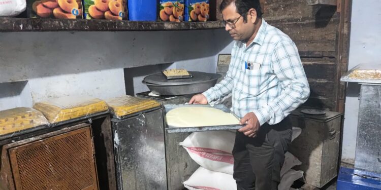 कटनी में मिठाई दुकानों पर खाद्य विभाग की दबिश UP स्वीट्स, कोहली, गुजराती स्वीट्स से लिए गए सैंपल