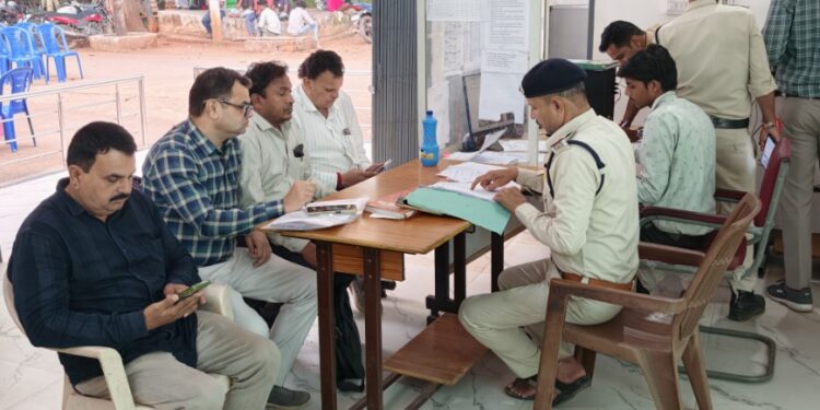 किसानों को सिंगल सुपर फास्फेट के नाम पर भूमि सुधारक बेचने पर कंपनी प्रतिनिधि पर एफआईआर दर्ज,झकलाय में SSP के नाम पर सिलिकॉन पाउडर बेचने के मामले में कृषि विभाग ने की कार्रवाई…