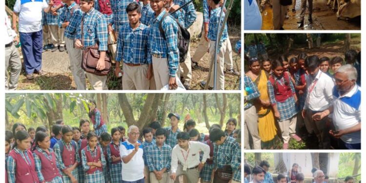 सांदीपनि विद्यालय के विद्यार्थियों को डेयरीएवंजैविक कृषि फार्म काअवलोकन कराया गया।