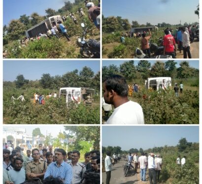 *🌟बंजारी के अनियंत्रित होकर पलटी बस, छात्रा की मौत, आठ गंभीर* *आक्रोशित लोगों ने अस्पताल के बाहर लगाया जाम 🌟*