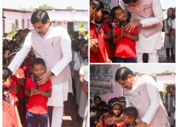 *मुख्यमंत्री डॉ. यादव काफिला रुकवाकर पहुंचे स्कूल, बच्चों से किया आत्मीय संवाद*