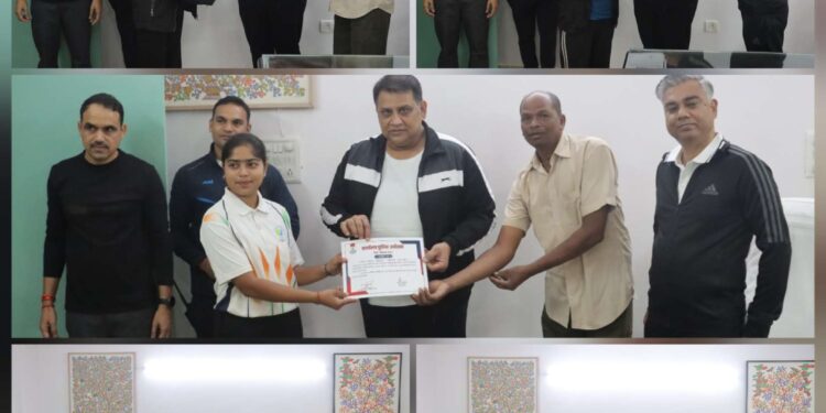 *”युवा सृजन संवाद” कार्यक्रम के तहत पुलिस कंट्रोल रूम छिंदवाड़ा में छात्रों एवं उत्कृष्ट योगदान देने वाले अधिकारियों को प्रशस्ति-पत्र प्रदान किया गया*