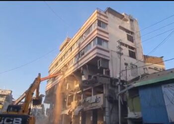 12 साल बाद टूटी चुप्पी! इंदौर छावनी में मथुरावाला की मल्टी पर चला बुलडोजर