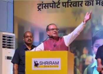 क्यों ये नौबत आई कि हमारी बेटियों को “एक कचौड़ी, दो समोसा” जैसे नारे लगाने पड़ रहे हैं?