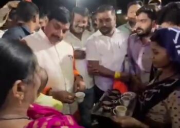 CM मोहन यादव का अनोखा अंदाज! सास-बहू के ढाबे पर रुके, पी चाय और की बातचीत ☕🔥