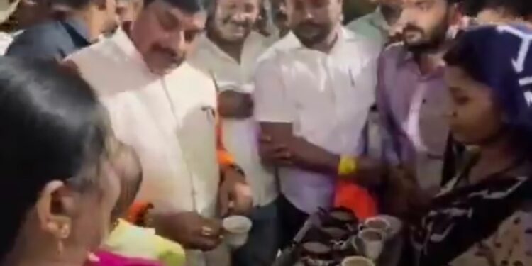 CM मोहन यादव का अनोखा अंदाज! सास-बहू के ढाबे पर रुके, पी चाय और की बातचीत ☕🔥