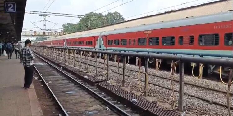 कटनी में ट्रेन लूटकांड से हड़कंप! चलती ट्रेन की पूरी बोगी निशाने पर, पुलिस ने दबोचे आरोपी