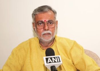 ओबीसी आरक्षण एक बेहद संवेदनशील विषय है। आज जबलपुर हाईकोर्ट का जो फैसला आया है, उसमें कमलनाथ सरकार के आरक्षण संबंधी अध्यादेश को निरस्त किया गया है। भारतीय जनता पार्टी सदैव पिछड़ा वर्ग के हितों की समर्थक रही है। चाहे ओबीसी आरक्षण का विषय हो या ओबीसी आयोग को संवैधानिक मान्यता दिलाने की बात, भाजपा ने हमेशा जिम्मेदारी के साथ काम किया है। माननीय मुख्यमंत्री जी ने इस विषय पर सर्वदलीय बैठक भी बुलाई थी। सभी दलों की सहमति से हम न्यायालय गए और इस मामले में अपना पक्ष रखा।  कांग्रेस को किसी वर्ग के हितों से नहीं, बल्कि अपने राजनीतिक स्वार्थों से प्रेम है। न्यायालय की टिप्पणियों से यह स्पष्ट हुआ है कि तत्कालीन कमलनाथ सरकार राजनीतिक लाभ के लिए अध्यादेश लेकर आई थी। न्यायालय ने यह भी कहा कि अध्यादेश जल्दबाजी में लाया गया और उसमें ऐसी संवैधानिक त्रुटियां थीं, जिन्हें स्वीकार नहीं किया जा सकता। न्यायालय की एक महत्वपूर्ण टिप्पणी यह भी है कि 50% आरक्षण की सीमा पार करने के लिए आवश्यक संवैधानिक आधार प्रस्तुत नहीं किए गए। प्रदेश के लोगों, विशेषकर युवाओं को इस पूरे मामले को समझना चाहिए।  मेरा कांग्रेस से सवाल है कि जब हम सब मिलकर पिछड़ा वर्ग के हितों की लड़ाई लड़ सकते थे, तब तत्कालीन सरकार ने संवैधानिक मर्यादाओं का पालन क्यों नहीं किया? उस समय पिछड़ा वर्ग आयोग को संवैधानिक दर्जा मिल चुका था, इसके बावजूद तत्कालीन कमलनाथ सरकार ने आयोग से सहमति लेना उचित नहीं समझा। आज की स्थिति के लिए यही एक प्रमुख कारण है।  इस फैसले में वर्ष 2019 से 2022 के बीच नियुक्त हुए अभ्यर्थियों को नौकरी से नहीं हटाने का निर्णय भी महत्वपूर्ण है। यह राहत देने वाला पहलू है। हालांकि, आगे उनके समायोजन को लेकर चुनौतियां सामने आ सकती हैं। मध्यप्रदेश सरकार इस विषय पर सर्वोच्च न्यायालय में अपना पक्ष रखेगी। पहले भी सरकार ने इस मामले में पूरी जवाबदेही के साथ अपनी बात रखी है और आगे भी रखेगी। कांग्रेस ने 50% आरक्षण की सीमा से जुड़े संवैधानिक प्रावधानों की अनदेखी की और राजनीतिक लाभ के लिए जल्दबाजी में अध्यादेश लाया। आज न्यायालय ने उस अध्यादेश को निरस्त कर दिया है। हालांकि, यह हमारे लिए अत्यंत संवेदनशील और महत्वपूर्ण विषय है। इसलिए प्रदेश सरकार पिछड़ा वर्ग के हितों को ध्यान में रखते हुए सर्वोच्च न्यायालय में भी अपना पक्ष रखेगी।  इस पूरे मामले में सरकार लगातार कानूनी लड़ाई लड़ रही थी, लेकिन कांग्रेस जबरन इसका श्रेय लेने का प्रयास कर रही है। कांग्रेस को इन सवालों का जवाब देना होगा कि संवैधानिक प्रावधानों और मर्यादाओं का पालन क्यों नहीं किया गया। मेरा आरोप है कि कांग्रेस किसी वर्ग की हितैषी नहीं है, बल्कि अपने राजनीतिक स्वार्थों के लिए काम करती है।  – *श्री प्रह्लाद सिंह पटेल, कैबिनेट मंत्री*