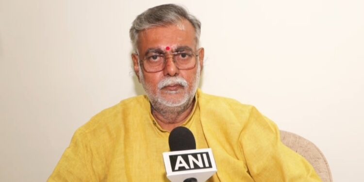 ओबीसी आरक्षण एक बेहद संवेदनशील विषय है। आज जबलपुर हाईकोर्ट का जो फैसला आया है, उसमें कमलनाथ सरकार के आरक्षण संबंधी अध्यादेश को निरस्त किया गया है। भारतीय जनता पार्टी सदैव पिछड़ा वर्ग के हितों की समर्थक रही है। चाहे ओबीसी आरक्षण का विषय हो या ओबीसी आयोग को संवैधानिक मान्यता दिलाने की बात, भाजपा ने हमेशा जिम्मेदारी के साथ काम किया है। माननीय मुख्यमंत्री जी ने इस विषय पर सर्वदलीय बैठक भी बुलाई थी। सभी दलों की सहमति से हम न्यायालय गए और इस मामले में अपना पक्ष रखा।  कांग्रेस को किसी वर्ग के हितों से नहीं, बल्कि अपने राजनीतिक स्वार्थों से प्रेम है। न्यायालय की टिप्पणियों से यह स्पष्ट हुआ है कि तत्कालीन कमलनाथ सरकार राजनीतिक लाभ के लिए अध्यादेश लेकर आई थी। न्यायालय ने यह भी कहा कि अध्यादेश जल्दबाजी में लाया गया और उसमें ऐसी संवैधानिक त्रुटियां थीं, जिन्हें स्वीकार नहीं किया जा सकता। न्यायालय की एक महत्वपूर्ण टिप्पणी यह भी है कि 50% आरक्षण की सीमा पार करने के लिए आवश्यक संवैधानिक आधार प्रस्तुत नहीं किए गए। प्रदेश के लोगों, विशेषकर युवाओं को इस पूरे मामले को समझना चाहिए।  मेरा कांग्रेस से सवाल है कि जब हम सब मिलकर पिछड़ा वर्ग के हितों की लड़ाई लड़ सकते थे, तब तत्कालीन सरकार ने संवैधानिक मर्यादाओं का पालन क्यों नहीं किया? उस समय पिछड़ा वर्ग आयोग को संवैधानिक दर्जा मिल चुका था, इसके बावजूद तत्कालीन कमलनाथ सरकार ने आयोग से सहमति लेना उचित नहीं समझा। आज की स्थिति के लिए यही एक प्रमुख कारण है।  इस फैसले में वर्ष 2019 से 2022 के बीच नियुक्त हुए अभ्यर्थियों को नौकरी से नहीं हटाने का निर्णय भी महत्वपूर्ण है। यह राहत देने वाला पहलू है। हालांकि, आगे उनके समायोजन को लेकर चुनौतियां सामने आ सकती हैं। मध्यप्रदेश सरकार इस विषय पर सर्वोच्च न्यायालय में अपना पक्ष रखेगी। पहले भी सरकार ने इस मामले में पूरी जवाबदेही के साथ अपनी बात रखी है और आगे भी रखेगी। कांग्रेस ने 50% आरक्षण की सीमा से जुड़े संवैधानिक प्रावधानों की अनदेखी की और राजनीतिक लाभ के लिए जल्दबाजी में अध्यादेश लाया। आज न्यायालय ने उस अध्यादेश को निरस्त कर दिया है। हालांकि, यह हमारे लिए अत्यंत संवेदनशील और महत्वपूर्ण विषय है। इसलिए प्रदेश सरकार पिछड़ा वर्ग के हितों को ध्यान में रखते हुए सर्वोच्च न्यायालय में भी अपना पक्ष रखेगी।  इस पूरे मामले में सरकार लगातार कानूनी लड़ाई लड़ रही थी, लेकिन कांग्रेस जबरन इसका श्रेय लेने का प्रयास कर रही है। कांग्रेस को इन सवालों का जवाब देना होगा कि संवैधानिक प्रावधानों और मर्यादाओं का पालन क्यों नहीं किया गया। मेरा आरोप है कि कांग्रेस किसी वर्ग की हितैषी नहीं है, बल्कि अपने राजनीतिक स्वार्थों के लिए काम करती है।  – *श्री प्रह्लाद सिंह पटेल, कैबिनेट मंत्री*