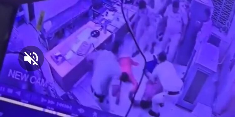 🔥 इंदौर में थाने के अंदर पुजारी से मारपीट! वीडियो से मचा हड़कंप, TI समेत 7 पुलिसकर्मी सस्पेंड