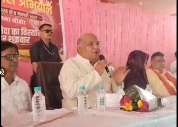 मंत्री जी का 24 घंटे बिजली का दावा,किसानों ने सरेआम दिया करंट देखे VIDEO