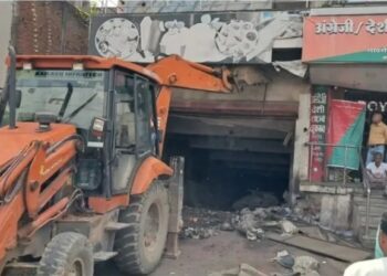 कटनी में निगम का बड़ा एक्शन! ईश्वर शाह कॉम्प्लेक्स के बेसमेंट में JCB की एंट्री, पार्किंग खाली कराने की कार्रवाई शुरू
