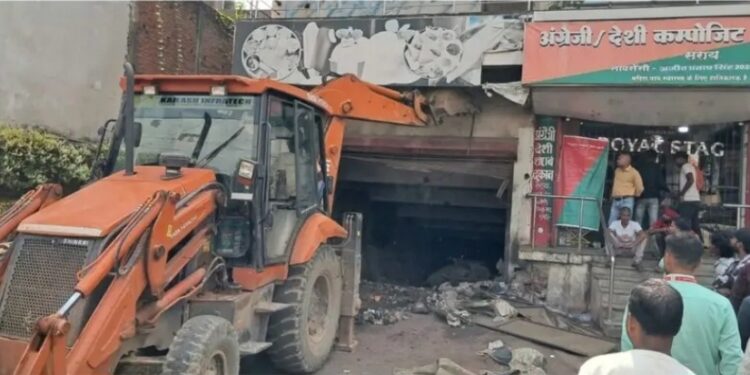 कटनी में निगम का बड़ा एक्शन! ईश्वर शाह कॉम्प्लेक्स के बेसमेंट में JCB की एंट्री, पार्किंग खाली कराने की कार्रवाई शुरू
