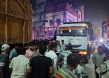 🔥 कटनी में खुले नाले ने मचाया हड़कंप! दुर्गा प्रतिमा लेकर जा रहा युवक गिरा, गर्ग चौराहे पर चक्काजाम