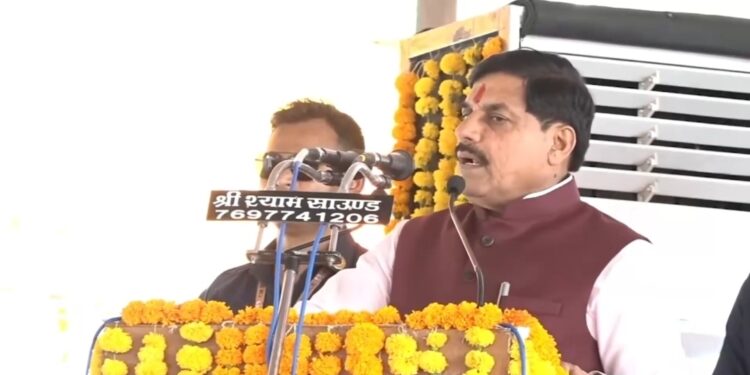 🚨 कांग्रेस के दौर में गड्ढों में सड़क और अंधेरे में जनता! CM मोहन यादव ने गिनाईं पुरानी सरकार की खामियां