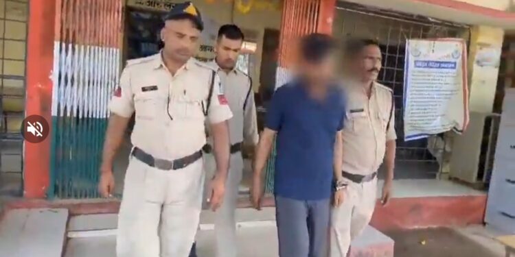 पुलिस ने फर्जी इंस्टाग्राम ID बनाकर महिला की फोटो पर अश्लील कमेंट करने वाले आरोपी को गिरफ्तार कर 3 मोबाइल फोन जप्त किए