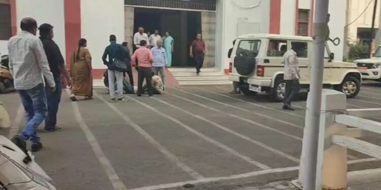 * कलेक्ट्रेट में बड़ा हादसा: 40 फीट ऊंचाई से गिरा युवक*
