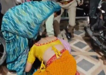 करवाचौथ अपडेट  देखे VIDEO  करवा चौथ पर पति के नाम का सिंदूर, प्रेमी के नाम का व्रत! रंगे हाथों पकड़ी गई पत्नी, 4बच्चे मचा हंगामा