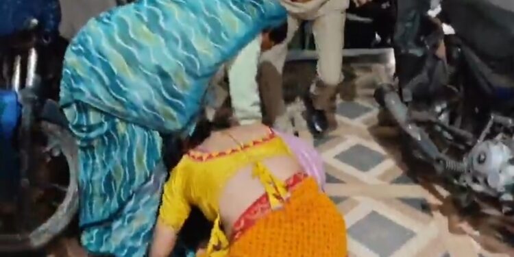 करवाचौथ अपडेट  देखे VIDEO  करवा चौथ पर पति के नाम का सिंदूर, प्रेमी के नाम का व्रत! रंगे हाथों पकड़ी गई पत्नी, 4बच्चे मचा हंगामा