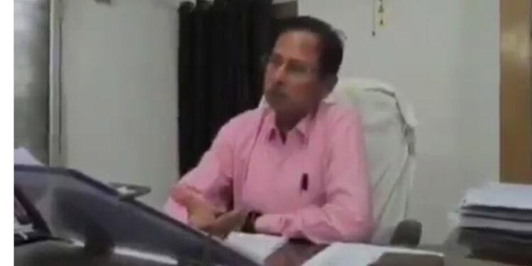 गजब की ईमानदारी इंजीनियर साहब का बयान वायरल! बोले- कमीशन फिक्स नहीं, कोई दे तो मना नहीं करते!