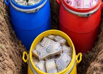 करोड़ों की नकदी मिलने से मचा हड़कंप! घर में प्लास्टिक के 3 ड्रमों और जमीन के नीचे छिपे मिले नोट, गिनने के लिए बुलाई गई मशीन देखे VIDEO